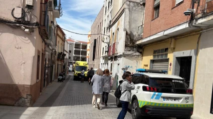 Dos trabajadores heridos graves al caer de un andamio en la calle Suárez Somonte de Mérida