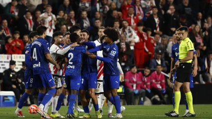 Jugadores del Getafe y del Rayo rodean al defensa Djené.