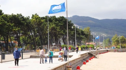Samil con su bandera azul