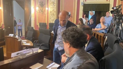 El alcalde de Ourense, Gonzalo Jácome, dialoga con ediles de su gobierno en el salón de plenos del Concello