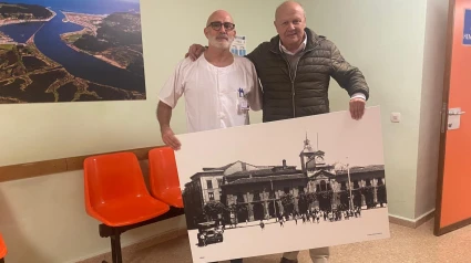 Miguel Rodríguez, gerente del área sanitaria III y Nardo Vilaboy posan con una de las fotografías entregadas por el fotógrafo