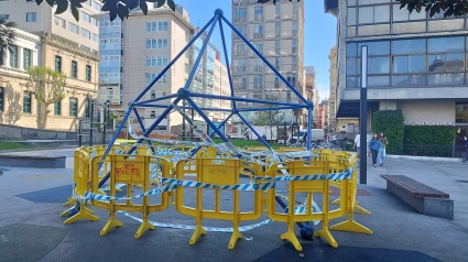 Juego infantil precintado en la plaza de Pontevedra