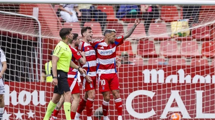 El Granada celebra uno de sus goles