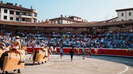 Paseíllo en la plaza de toros de Azpeitia