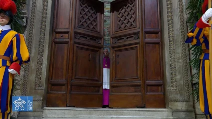 Extra Omnes