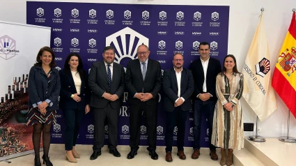 Foto de familia tras la firma de la Cátedra