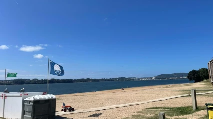 Playa de Caranza en 2024 con el distintivo izado