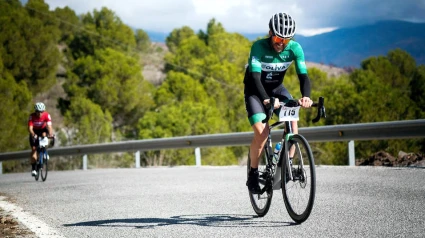 Ciclistas en pleno esfuerzo durante una subida