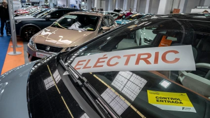 Se ve un vehículo usado marcado con la característica de coche eléctrico.