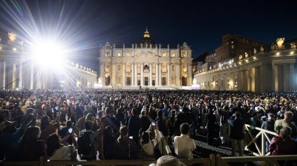 Los fieles reunidos en la Plaza de San Pedro observan cómo sale humo negro de la chimenea de la Capilla Sixtina el primer día del cónclave para elegir al nuevo papa en la Ciudad del Vaticano.