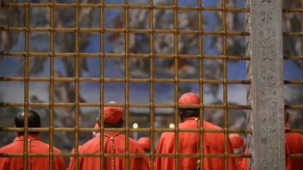 Los cardenales se reúnen antes del inicio del cónclave para elegir un nuevo Papa en la Capilla Sixtina de la Ciudad del Vaticano.