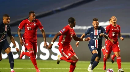 Neymar conduce un balón acompañado de Mbappe en la final del 2020.