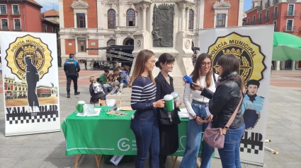 La Asociación Española Contra el Cáncer ha instalado mesas en Valladolid en la jornada de cuestación