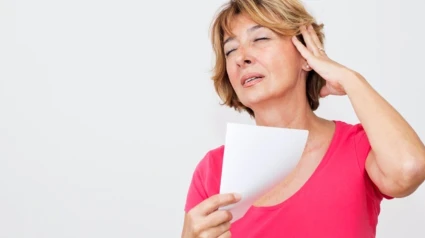 Los sofocos, uno de los síntomas más habituales de la menopausiaLa desaparición de las hormonas femeninas con la menopausia tiene múltiples efectos y repercusiones sobre el cuerpo de la mujer. Si en tu caso los riesgos de la terapia hormonal sobrepasan los beneficios las siguientes alternativas pueden ayudarte a manejar los síntomas.SALUD MADRID ESPAÑA EUROPAGETTY/BAKIBG