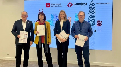 08/05/2025 El teniente de alcalde de Barcelona Jordi Valls, la jefa del departamento de Estudios de la Gerencia de Economía del Ayuntamiento, Àngels Santigosa, la directora de Análisis Económico de la Cámara, Carme Poveda, y el presidente, Josep SantacreuECONOMIA