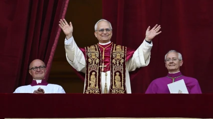 El papa León XIV saluda a los fieles en la plaza de San pedro