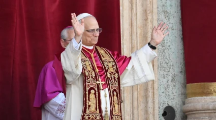 León XIV en su primera aparición como nuevo Papa