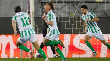 Antony celebra el golazo de falta marcado a la Fiorentina para el Betis en Florencia