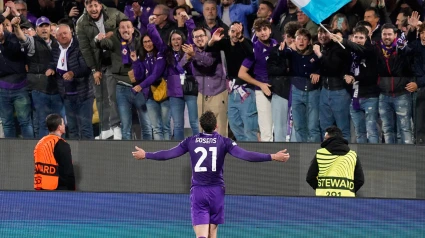Gosens celebra el primer gol de la Fiorentina frente al Betis en la vuelta de las semifinales de la Conference League