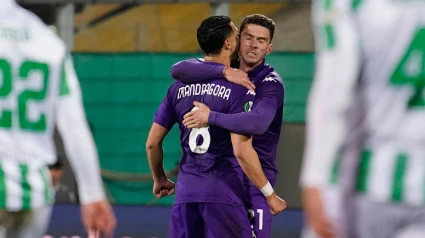 Gosens celebra a Mandragora en uno de los goles marcados por la Fiorentina ante el Betis en Florencia