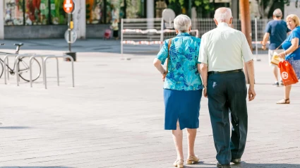Encantadora pareja de ancianos caminando juntos por una calle de la ciudad en Zaragoza