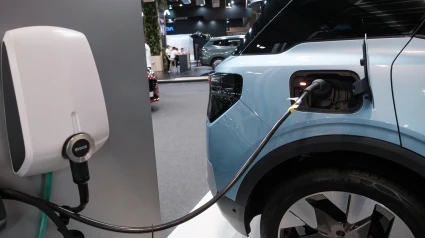 Un coche eléctrico cargando su batería