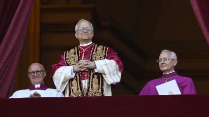 El cardenal Robert Prevost, Papa León XIV, el Papa número 267 de la historia, comparece ante sus fieles, en el balcón de la Basílica de San Pedro, a 8 de mayo de 2025, en La Ciudad del Vaticano (El Vaticano)