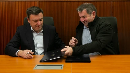 Valetín Gónzalez y Manuel Meizoso durante la firma del convenio