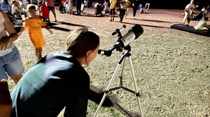 Un grupo de visitantes observa las estrellas en el entorno del observatorio de Puerto Lumbreras