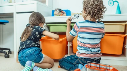 Dos niños jugando
