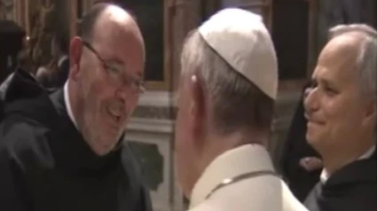 De izquierda a derecha: Emilio Rodríguez, el Papa Francisco y el Papa León XIV