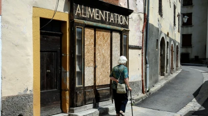 Mujer paseando por un pueblo