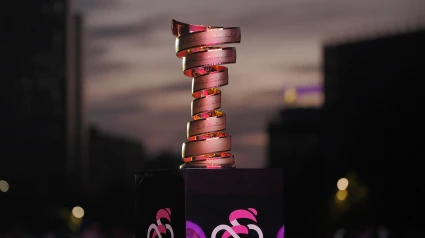 El legendario trofeo de Giro de Italia espera al ganador el 1 de junio en Roma.