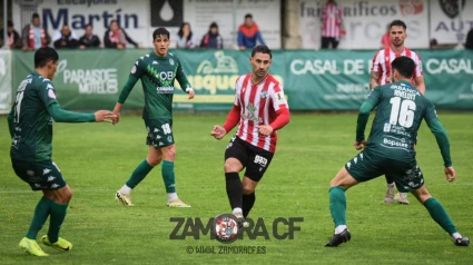 Kike Márquez da un pase en un partido del Zamora CF