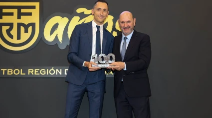 Sánchez Martínez recibe la mención especial de la FFRM de manos de Rafael Louzán presidente de la RFEF
