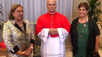 Lydia Jiménez y María del Rosario Sáez Yuguero con el cardenal Prevost