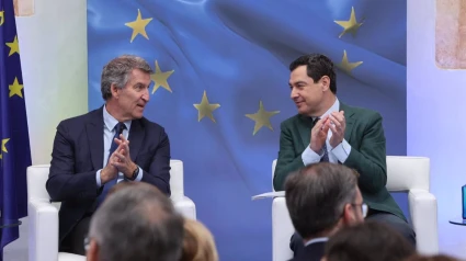 El presidente del PP, Alberto Núñez Feijóo (i.), y el presidente de la Junta de Andalucía y del PP-A, Juanma Moreno, este viernes en CórdobaESPAÑA EUROPA ANDALUCÍA POLÍTICAMADERO CUBERO/EUROPA PRESS