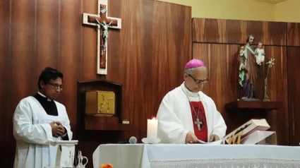 Edgar Perales con Robert Prevost en una celebración religiosa