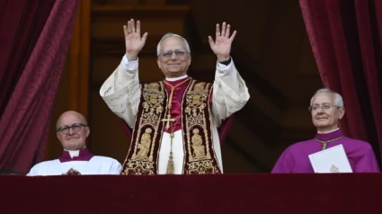 León XIV saludando en el Vaticano