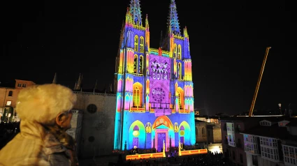Catedral iluminada en la Noche Blanca en la ciudad de Burgos