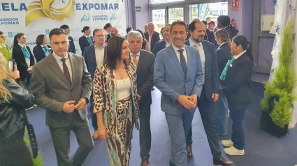 Cargos políticos, encabezados por el conselleiro de Mar, visitan la Feria