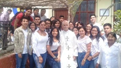Grupo de jóvenes fieles Chiclayanos con Robert Francis Prevost