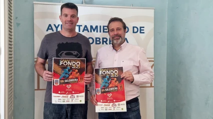 Los ponentes en la rueda de prensa posan con el cartel anunciador