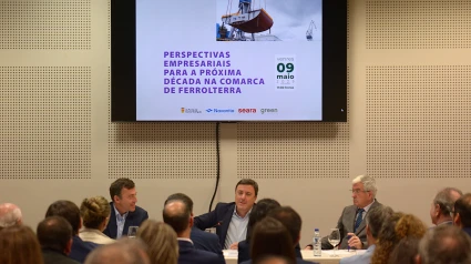 Ricardo Domínguez, a la izquierda, en las jornadas celebradas en As Pontes