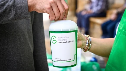 Hucha de la Asociación Española contra el Cáncer (AECC) en un día de la cuestación