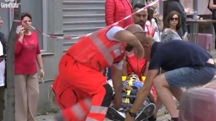 Mikel Landa es trasladado en camilla a un hospital tras su fuerte caída.