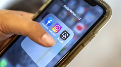 Las redes sociales de Meta, Facebook, Instagram y Threads en un teléfono móvil