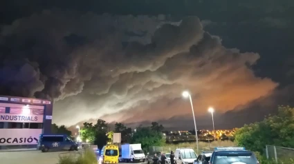 No constan heridos, pero la nave almacenaba 70 toneladas de cloro, por lo que el incendio ha provocado una importante nube contaminante