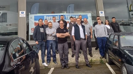 Roberto Montero, a la izquierda, con los trabajadores del concesionario
