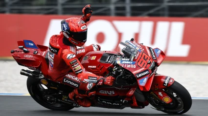 Marc Marquez saluda al público de Le Mans tras su victoria en el sprint.